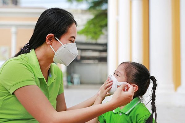 Tin vui cho các cha mẹ: Tỉ lệ trẻ em bị nhiễm virus corona thấp hơn nhiều so với người lớn-1