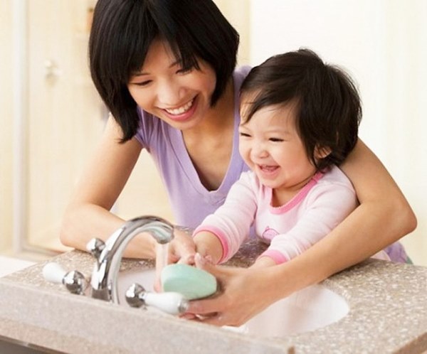 Tin vui cho các cha mẹ: Tỉ lệ trẻ em bị nhiễm virus corona thấp hơn nhiều so với người lớn-2