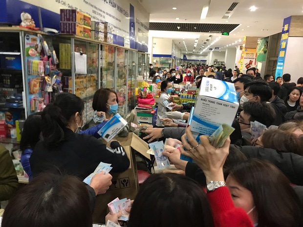 Công an vào cuộc vụ chợ thuốc Hapulico đồng loạt treo biển không bán khẩu trang, nước rửa tay, miễn hỏi”-2