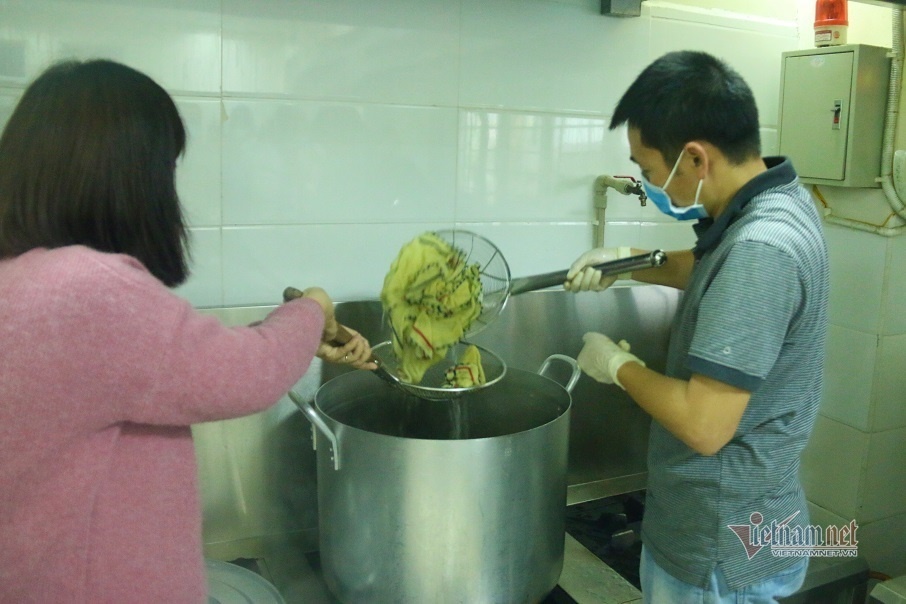 Giáo viên luộc khăn, chia rau...ngày nghỉ học phòng dịch virus corona-10