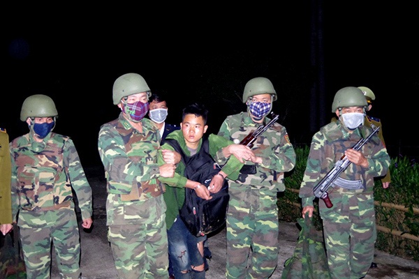 Bắt thanh niên Lào cõng ba lô chứa đầy ma túy ở Hà Tĩnh-1