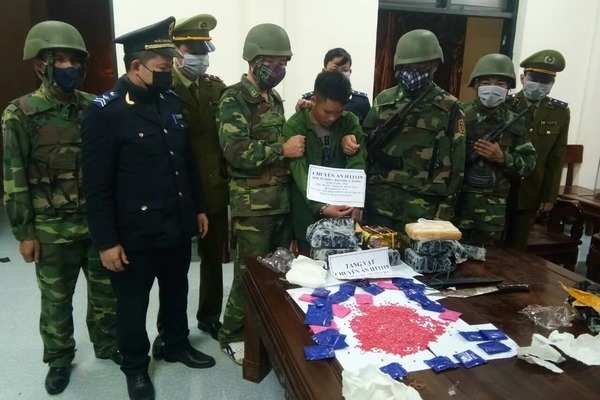 Bắt thanh niên Lào cõng ba lô chứa đầy ma túy ở Hà Tĩnh-2