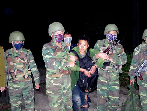 Công an vây bắt xe 7 chỗ chở gần 5 yến ma túy đi trên đường làng-2