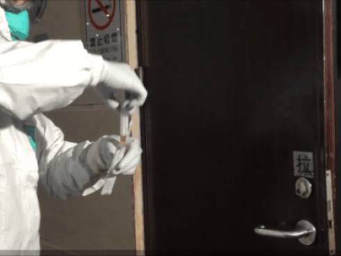 Tìm thấy virus corona trên tay nắm cửa nhà bệnh nhân: Cảnh báo loại virus này tồn tại được cả môi trường bên ngoài và dễ lây lan hơn mọi người tưởng