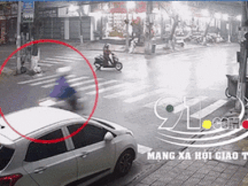 Phanh xe máy gấp, người phụ nữ lọt gầm ô tô 7 chỗ nguy kịch