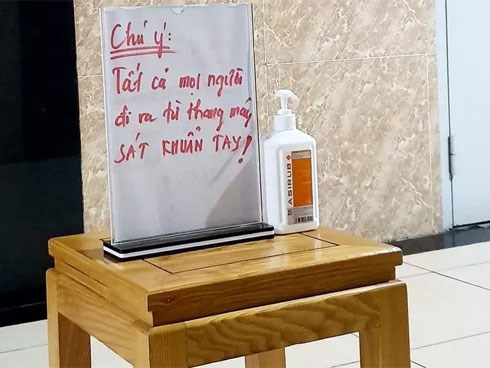Chung cư ráo riết khử trùng phòng virus corona, ra khỏi thang máy phải xịt tay kháng khuẩn