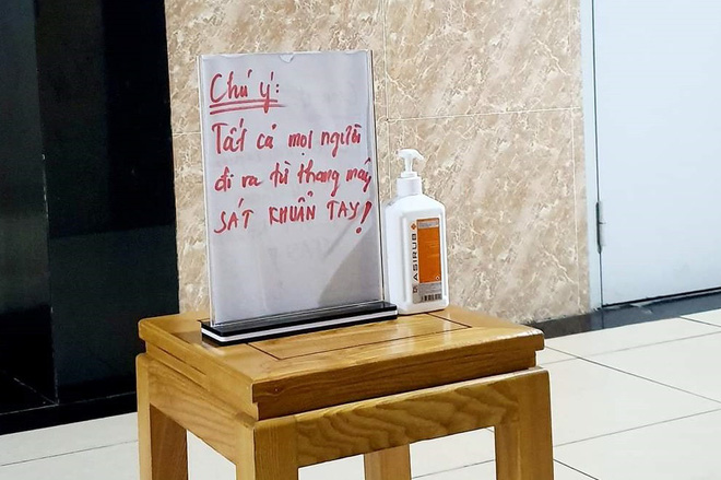 Chung cư ráo riết khử trùng phòng virus corona, ra khỏi thang máy phải xịt tay kháng khuẩn-2