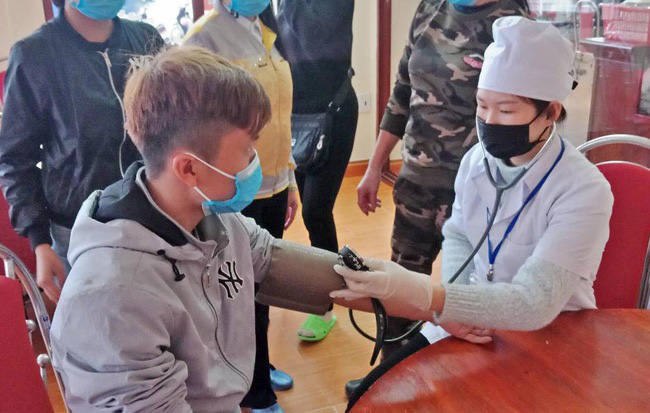 Móng Cái lấy mẫu bệnh phẩm của 1 người tử vong để gửi xét nghiệm virus corona-1