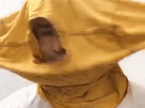 Không chịu nhường đường cho xe rác khiến ùn tắc, cô gái đi SH bị người dân lao vào lột kính và khẩu trang, chỉ trích thậm tệ-2