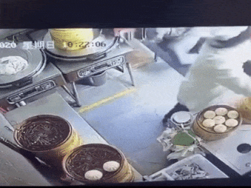 Sự thật về hình ảnh một người đàn ông nghi nhiễm virus corona gục ngã trước cửa nhà hàng há cảo ở Thượng Hải-1