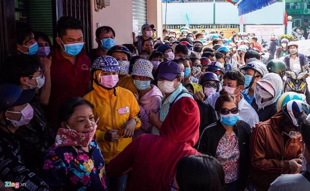 Đội nắng xếp hàng, bốc số thứ tự mua khẩu trang ở TP.HCM-4