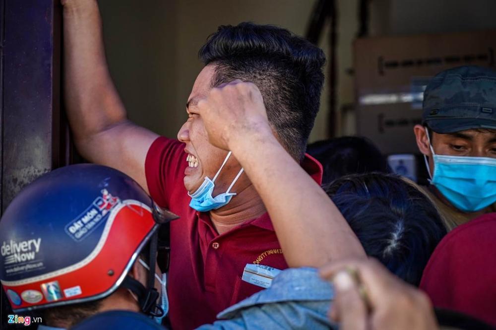 Đội nắng xếp hàng, bốc số thứ tự mua khẩu trang ở TP.HCM-5