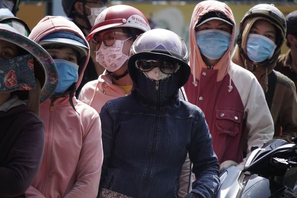 Đội nắng xếp hàng, bốc số thứ tự mua khẩu trang ở TP.HCM-9