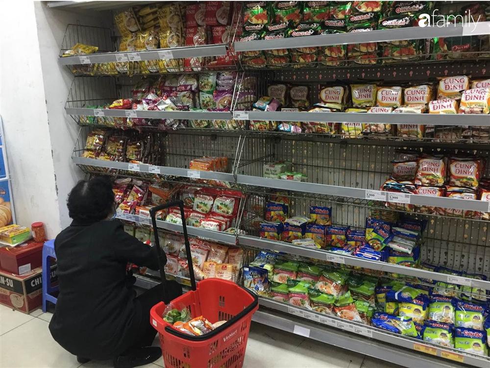 Siêu thị ở Hà Nội đắt hàng sau Tết, các sản phẩm đồ khô và mì gói được mua nhiều nhất nhưng nhìn chung giá bán không tăng-5