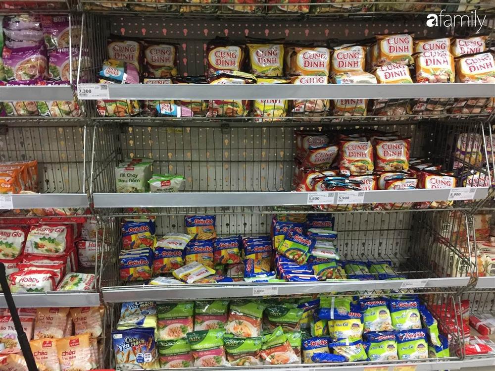 Siêu thị ở Hà Nội đắt hàng sau Tết, các sản phẩm đồ khô và mì gói được mua nhiều nhất nhưng nhìn chung giá bán không tăng-6