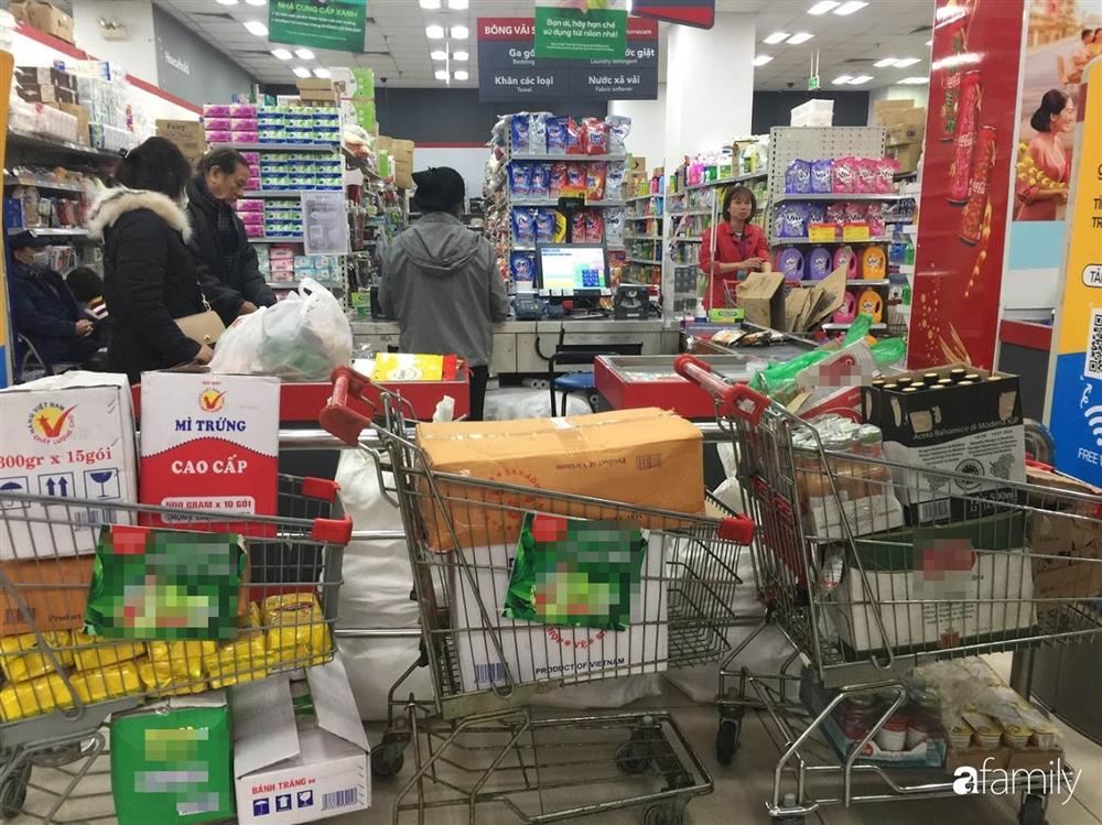 Siêu thị ở Hà Nội đắt hàng sau Tết, các sản phẩm đồ khô và mì gói được mua nhiều nhất nhưng nhìn chung giá bán không tăng-19