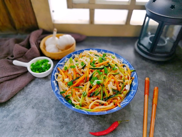 Tăng sức đề kháng cho cả nhà với món mì trộn cay siêu ngon làm trong nháy mắt-5