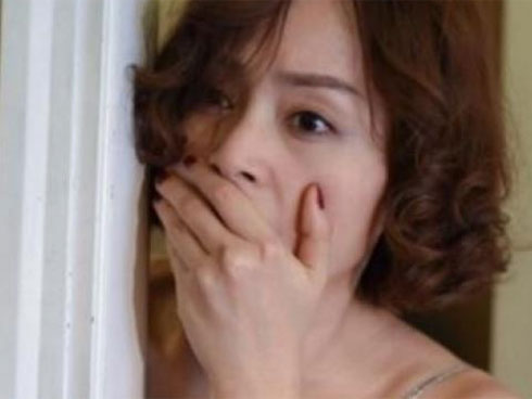 Đang ngủ chồng bỗng biến mất, tôi sững sờ bắt gặp anh làm việc lén lút trên sofa-3