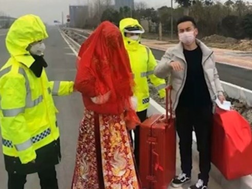 Chú rể Trung Quốc đi bộ đón dâu giữa lúc dịch bệnh hoành hành