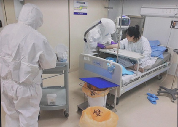 Bên trong phòng cách ly của bệnh nhân nhiễm virus corona đầu tiên ở Hàn Quốc: Được chăm sóc tích cực 24/7 gần 1 tháng nhưng không thuyên giảm-4