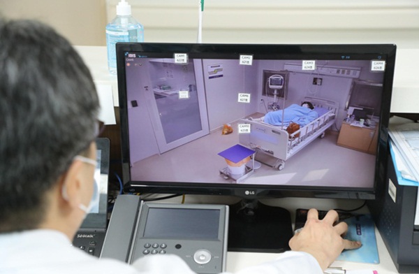 Bên trong phòng cách ly của bệnh nhân nhiễm virus corona đầu tiên ở Hàn Quốc: Được chăm sóc tích cực 24/7 gần 1 tháng nhưng không thuyên giảm-5