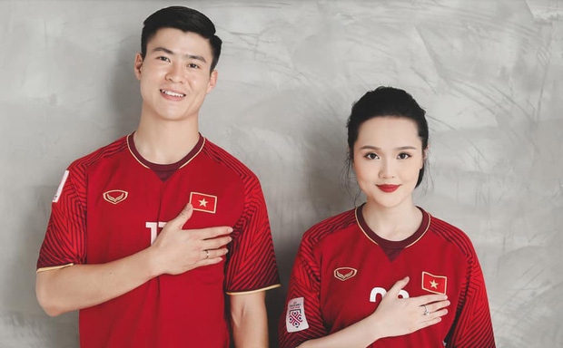 Duy Mạnh - Quỳnh Anh chụp ảnh cưới nhí nhảnh với hai số áo đặc biệt ở tuyển Việt Nam-1