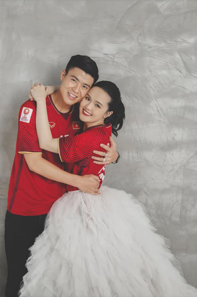 Duy Mạnh - Quỳnh Anh chụp ảnh cưới nhí nhảnh với hai số áo đặc biệt ở tuyển Việt Nam-2