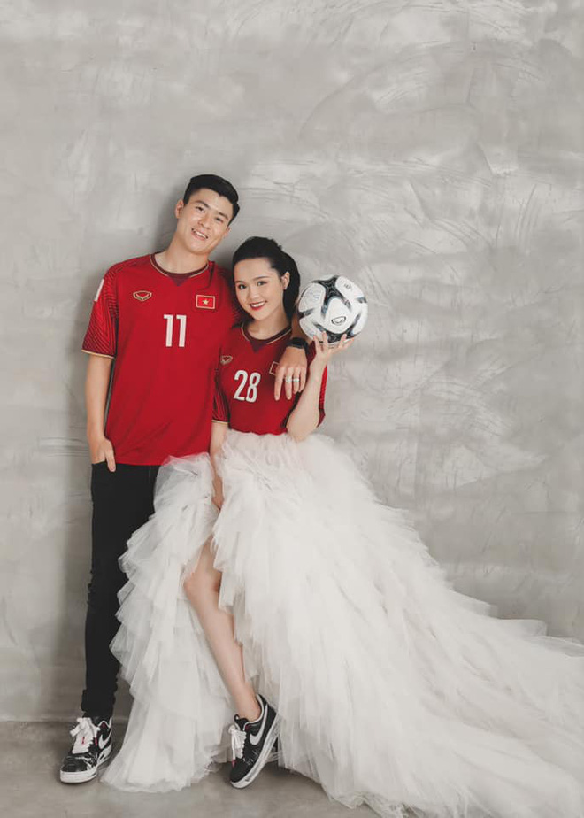 Duy Mạnh - Quỳnh Anh chụp ảnh cưới nhí nhảnh với hai số áo đặc biệt ở tuyển Việt Nam-3