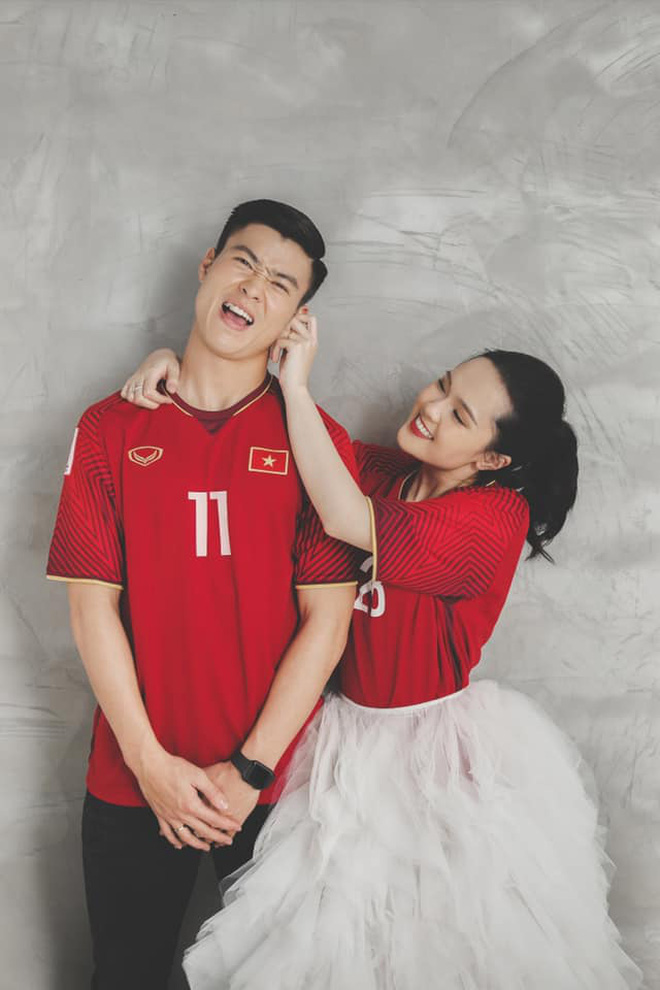 Duy Mạnh - Quỳnh Anh chụp ảnh cưới nhí nhảnh với hai số áo đặc biệt ở tuyển Việt Nam-4