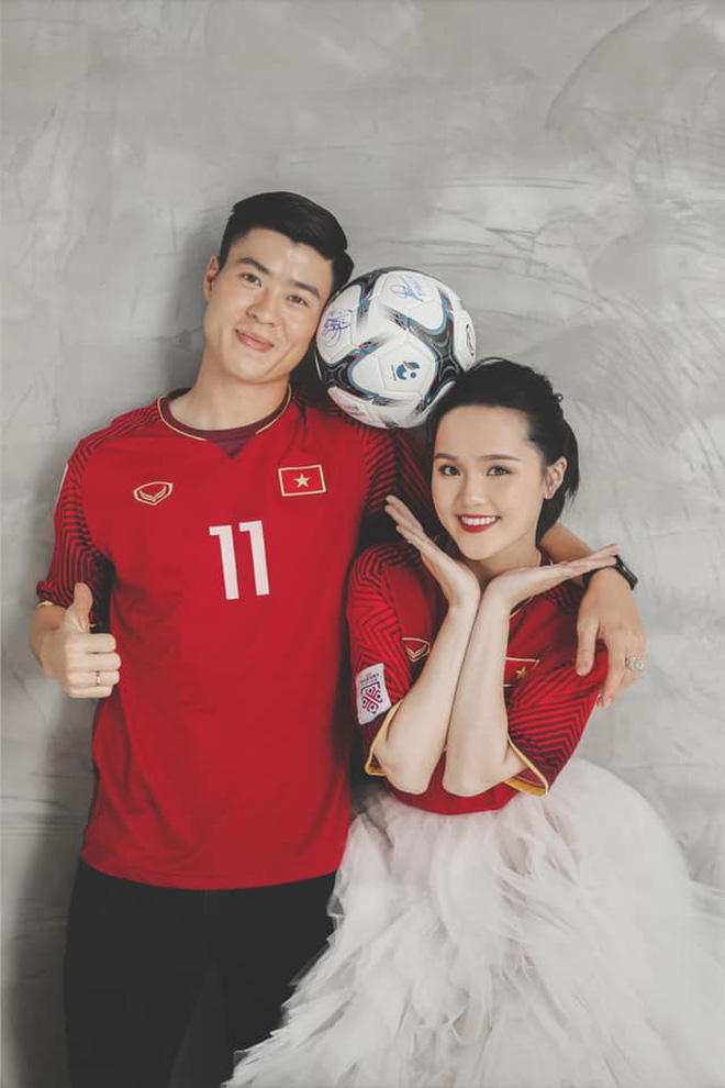 Duy Mạnh - Quỳnh Anh chụp ảnh cưới nhí nhảnh với hai số áo đặc biệt ở tuyển Việt Nam-5