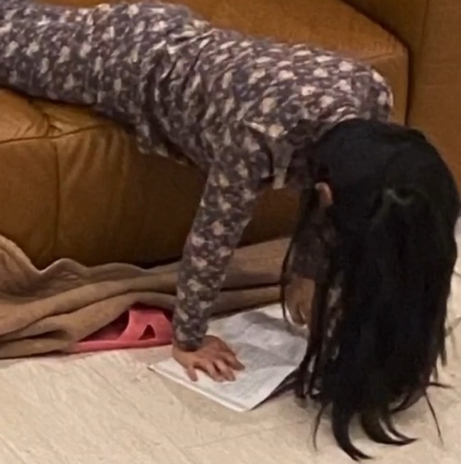 Phụ huynh nhà người ta ngồi đọc sách làm gương cho con, dân mạng chưa kịp thả tim đã cười ha ha bởi sự thật rất toang-4