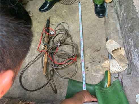 Tạm giữ người chồng nhẫn tâm sát hại vợ bằng dụng cụ kích điện tại nhà-2