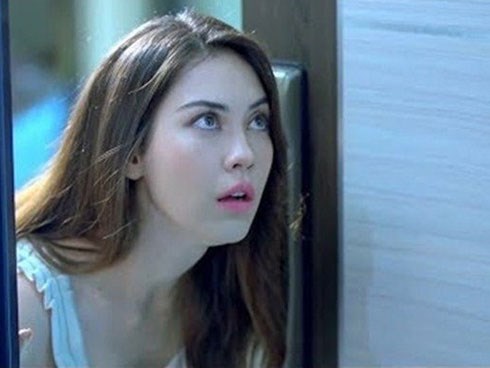 Đang ngủ chồng bỗng biến mất, tôi sững sờ bắt gặp anh làm việc lén lút trên sofa
