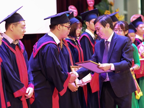 Sinh viên tại chức có thể được cấp học bổng như hệ chính quy-2