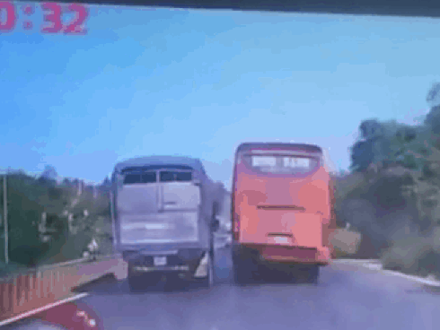 CLIP: Ép xe tải tông vào dải phân cách, tài xế xe khách có hành động gây bức xúc ngay sau đó