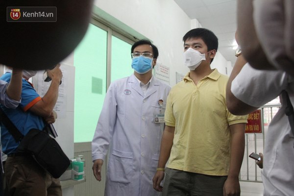 Ảnh: Bệnh nhân nhiễm virus Corona vui mừng khi được xuất viện, cảm ơn các bác sĩ Việt Nam đã tận tình cứu chữa-2