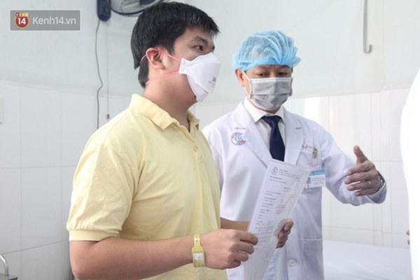 Ảnh: Bệnh nhân nhiễm virus Corona vui mừng khi được xuất viện, cảm ơn các bác sĩ Việt Nam đã tận tình cứu chữa-3