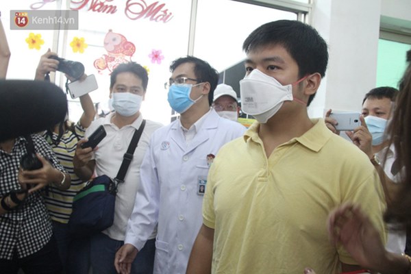 Ảnh: Bệnh nhân nhiễm virus Corona vui mừng khi được xuất viện, cảm ơn các bác sĩ Việt Nam đã tận tình cứu chữa-4