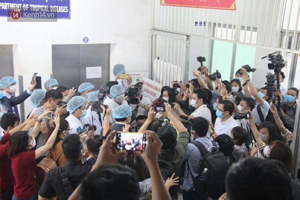 Ảnh: Bệnh nhân nhiễm virus Corona vui mừng khi được xuất viện, cảm ơn các bác sĩ Việt Nam đã tận tình cứu chữa-5