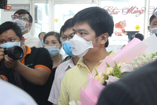 Ảnh: Bệnh nhân nhiễm virus Corona vui mừng khi được xuất viện, cảm ơn các bác sĩ Việt Nam đã tận tình cứu chữa-7