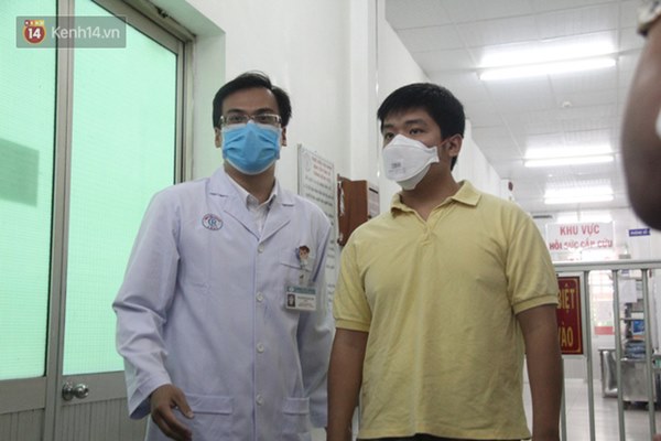Ảnh: Bệnh nhân nhiễm virus Corona vui mừng khi được xuất viện, cảm ơn các bác sĩ Việt Nam đã tận tình cứu chữa-8