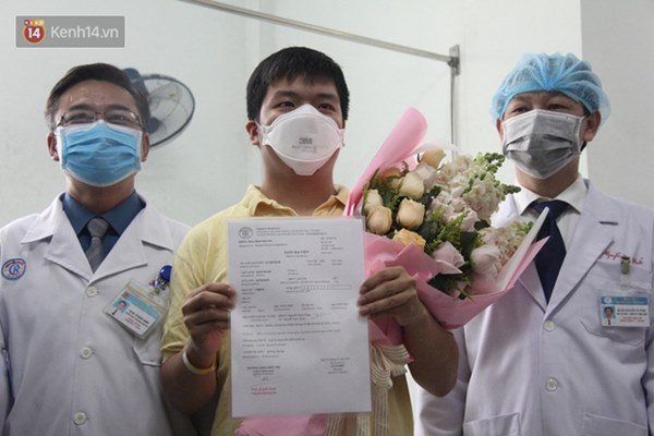 Ảnh: Bệnh nhân nhiễm virus Corona vui mừng khi được xuất viện, cảm ơn các bác sĩ Việt Nam đã tận tình cứu chữa-9