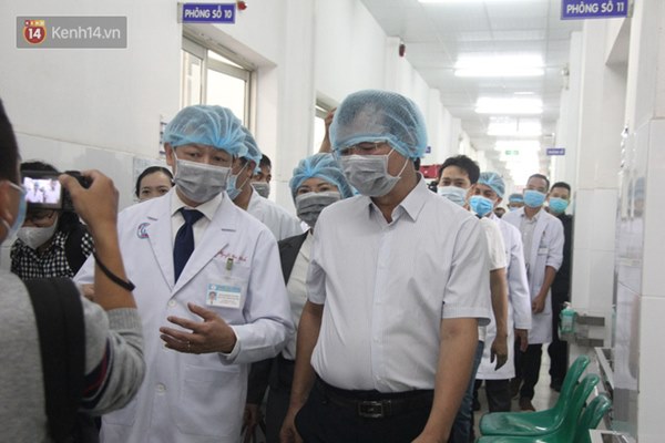 Ảnh: Bệnh nhân nhiễm virus Corona vui mừng khi được xuất viện, cảm ơn các bác sĩ Việt Nam đã tận tình cứu chữa-10