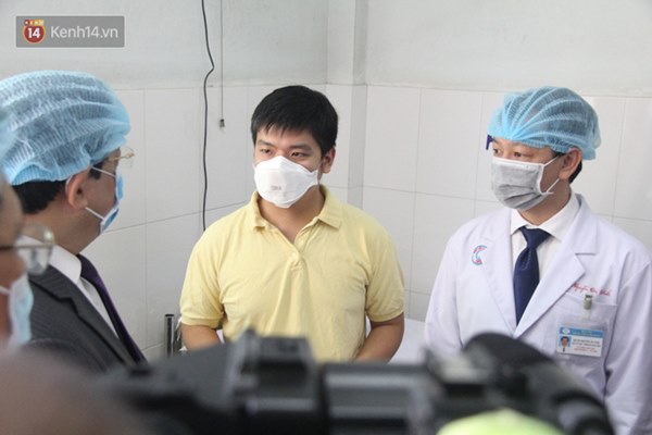 Ảnh: Bệnh nhân nhiễm virus Corona vui mừng khi được xuất viện, cảm ơn các bác sĩ Việt Nam đã tận tình cứu chữa-11