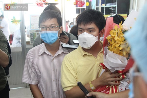 Ảnh: Bệnh nhân nhiễm virus Corona vui mừng khi được xuất viện, cảm ơn các bác sĩ Việt Nam đã tận tình cứu chữa-12