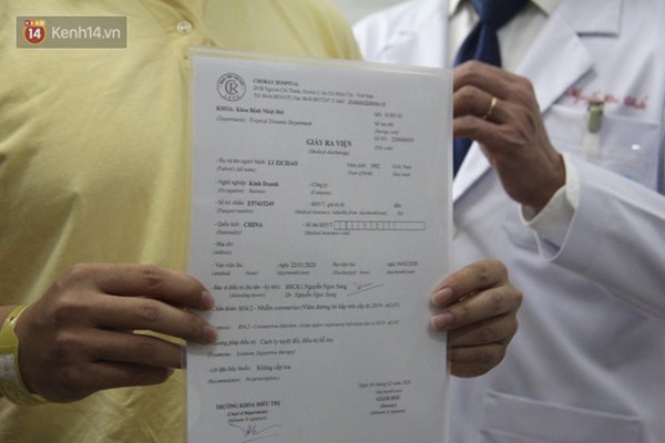 Ảnh: Bệnh nhân nhiễm virus Corona vui mừng khi được xuất viện, cảm ơn các bác sĩ Việt Nam đã tận tình cứu chữa-13