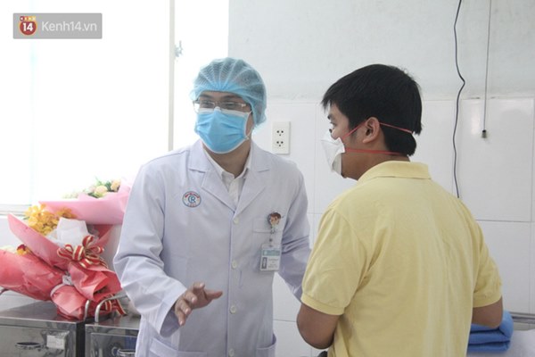 Ảnh: Bệnh nhân nhiễm virus Corona vui mừng khi được xuất viện, cảm ơn các bác sĩ Việt Nam đã tận tình cứu chữa-14