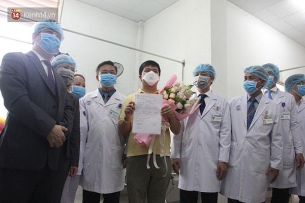 Ảnh: Bệnh nhân nhiễm virus Corona vui mừng khi được xuất viện, cảm ơn các bác sĩ Việt Nam đã tận tình cứu chữa-15