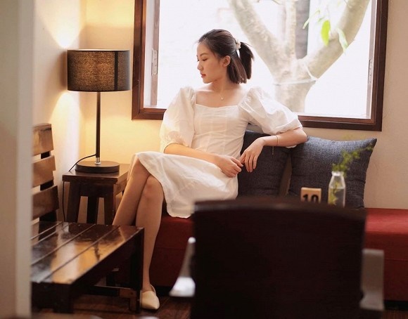 Trà Hoa hồng trên ngực trái đăng ảnh diện đầm trắng tinh khôi-1