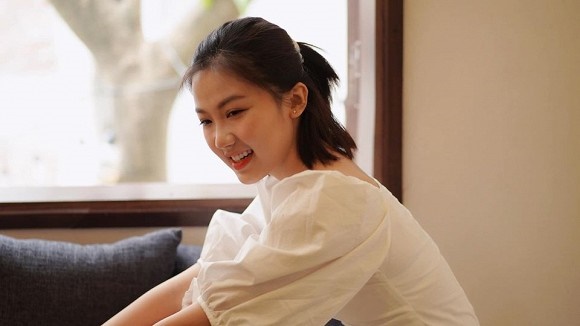 Trà Hoa hồng trên ngực trái đăng ảnh diện đầm trắng tinh khôi-2